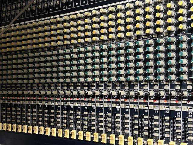 BEHRINGER EURODESK MX3282A�@�W�����N�@ �� �z�r�[�� 