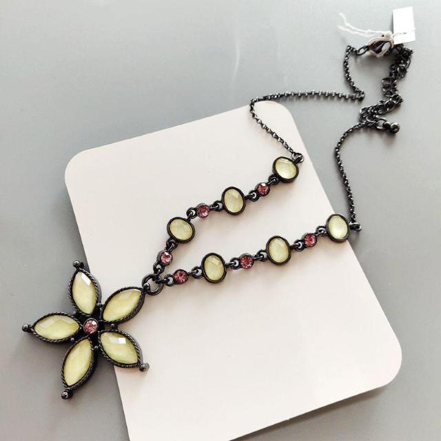 新品 ゴスロリ姫系アンティーク調可愛いお花ネックレス < 女性アクセサリー/時計  新品 ゴスロリ姫系アンティーク調可愛いお花ネックレス < 女性アクセサリー/時計の