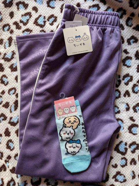 ちいかわ ジャージボトムス(モモンガ)+おまけ(ソックス) パープル 刺繍 < アニメ/コミック/キャラクター ちいかわ ジャージボトムス(モモンガ)+おまけ(ソックス) パープル 刺繍 < アニメ/コミック/キャラクターの