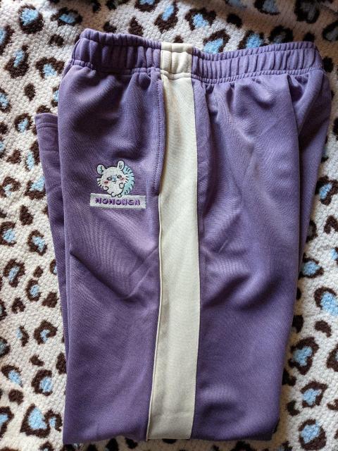ちいかわ ジャージボトムス(モモンガ)+おまけ(ソックス) パープル 刺繍 < アニメ/コミック/キャラクター ちいかわ ジャージボトムス(モモンガ)+おまけ(ソックス) パープル 刺繍 < アニメ/コミック/キャラクターの