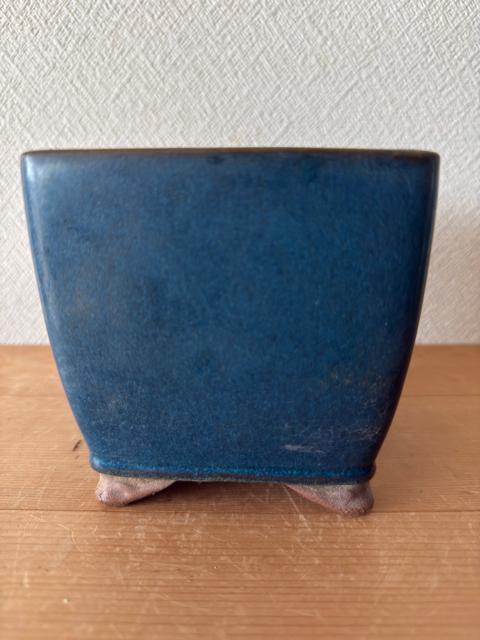 青色陶器 四角形植木鉢 足付き落款印あり < ペット/手芸/園芸 青色陶器 四角形植木鉢 足付き落款印あり < ペット/手芸/園芸の