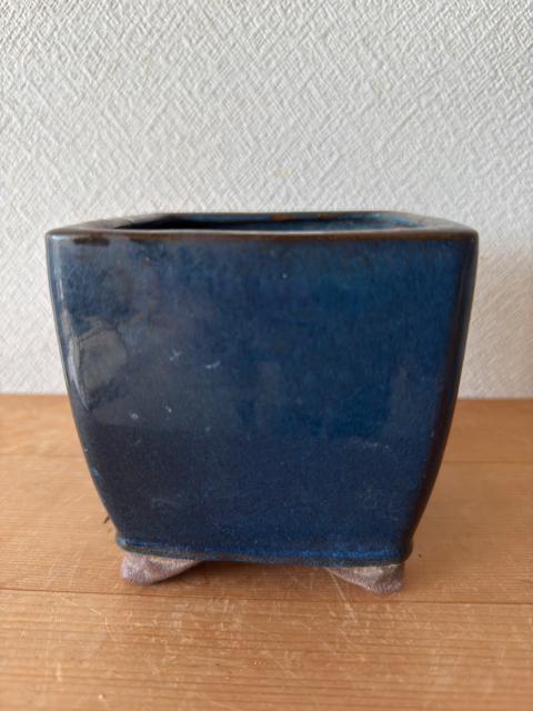 青色陶器 四角形植木鉢 足付き落款印あり < ペット/手芸/園芸 青色陶器 四角形植木鉢 足付き落款印あり < ペット/手芸/園芸の