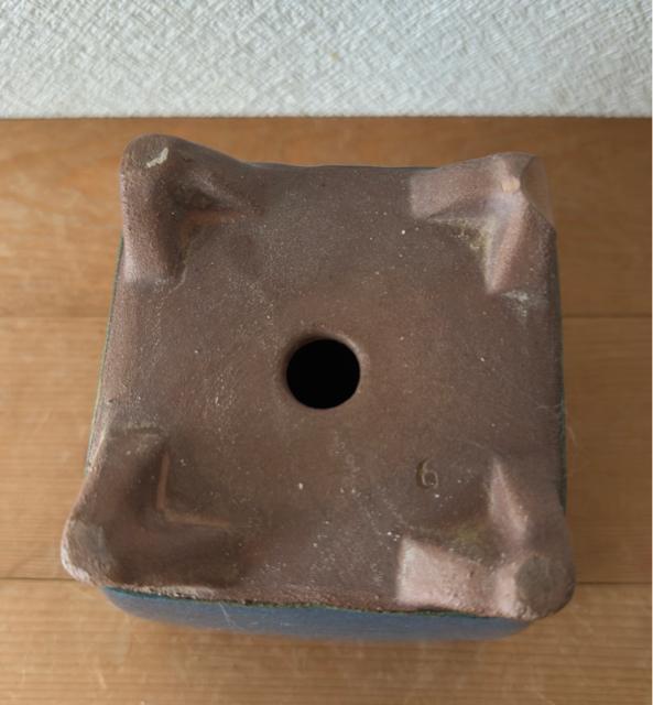 青色陶器 四角形植木鉢 足付き落款印あり < ペット/手芸/園芸 青色陶器 四角形植木鉢 足付き落款印あり < ペット/手芸/園芸の