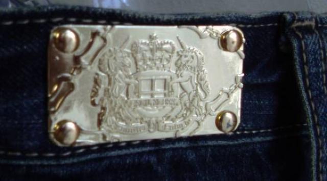 美品*CECILMcBEE*セシルマクビー*デニム*ミニスカート*ダメージ×刺繍*プレート*エンブレム*セシル < ブランド 美品*CECILMcBEE*セシルマクビー*デニム*ミニスカート*ダメージ×刺繍*プレート*エンブレム*セシル < ブランドの