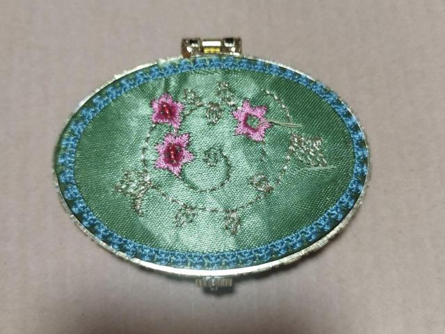 姫・乙女系 グリーンサテン 小花刺繍  コンパクト両面ミラー 手鏡 ヴィンテージ < 女性ファッション  姫・乙女系 グリーンサテン 小花刺繍  コンパクト両面ミラー 手鏡 ヴィンテージ  < 女性ファッションの
