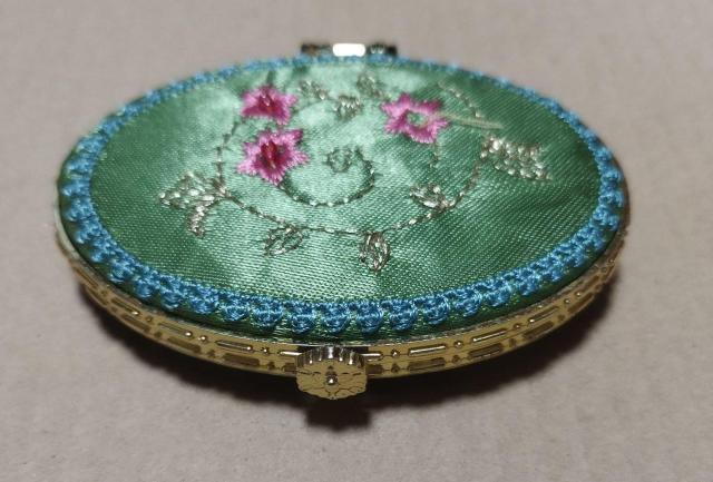 姫・乙女系 グリーンサテン 小花刺繍  コンパクト両面ミラー 手鏡 ヴィンテージ < 女性ファッション  姫・乙女系 グリーンサテン 小花刺繍  コンパクト両面ミラー 手鏡 ヴィンテージ < 女性ファッションの