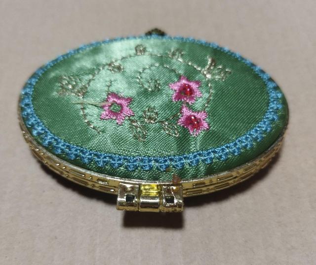 姫・乙女系 グリーンサテン 小花刺繍  コンパクト両面ミラー 手鏡 ヴィンテージ < 女性ファッション  姫・乙女系 グリーンサテン 小花刺繍  コンパクト両面ミラー 手鏡 ヴィンテージ < 女性ファッションの
