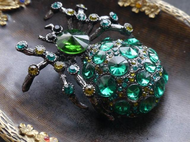 新品アンティーク調キラキラストーン蜘蛛ブローチ 大きめ < 女性アクセサリー/時計  新品アンティーク調キラキラストーン蜘蛛ブローチ 大きめ < 女性アクセサリー/時計の