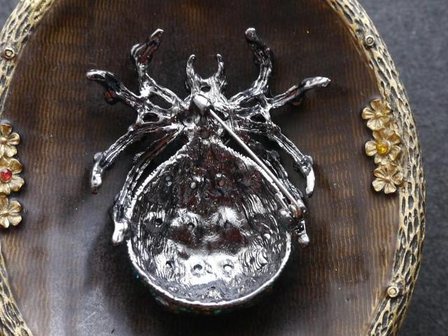 新品アンティーク調キラキラストーン蜘蛛ブローチ 大きめ < 女性アクセサリー/時計  新品アンティーク調キラキラストーン蜘蛛ブローチ 大きめ < 女性アクセサリー/時計の