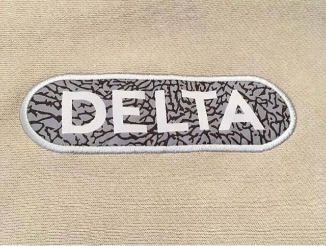 DELTADECK LOGO HOODIE"CEMENT"  jt@bV 