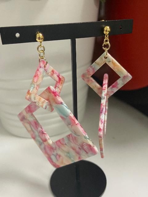 ハンドメイド アクリルスクエアパーツを使用したポストピアス ピンクミックス < 女性ファッション  ハンドメイド アクリルスクエアパーツを使用したポストピアス ピンクミックス  < 女性ファッションの