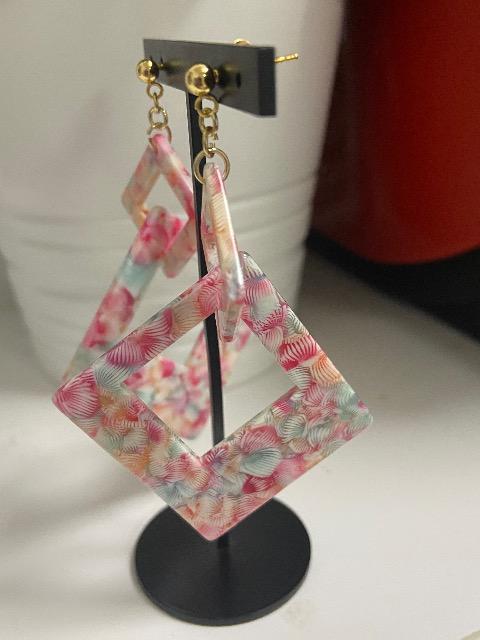 ハンドメイド アクリルスクエアパーツを使用したポストピアス ピンクミックス < 女性ファッション  ハンドメイド アクリルスクエアパーツを使用したポストピアス ピンクミックス < 女性ファッションの