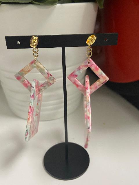 ハンドメイド アクリルスクエアパーツを使用したポストピアス ピンクミックス < 女性ファッション  ハンドメイド アクリルスクエアパーツを使用したポストピアス ピンクミックス < 女性ファッションの