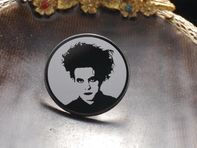 新品 ザ・キュアー ロバート・スミス ピンブローチ ピンバッジ ピンズ The Cure  < 男性アクセサリー/時計  新品 ザ・キュアー ロバート・スミス ピンブローチ ピンバッジ ピンズ The Cure  < 男性アクセサリー/時計の