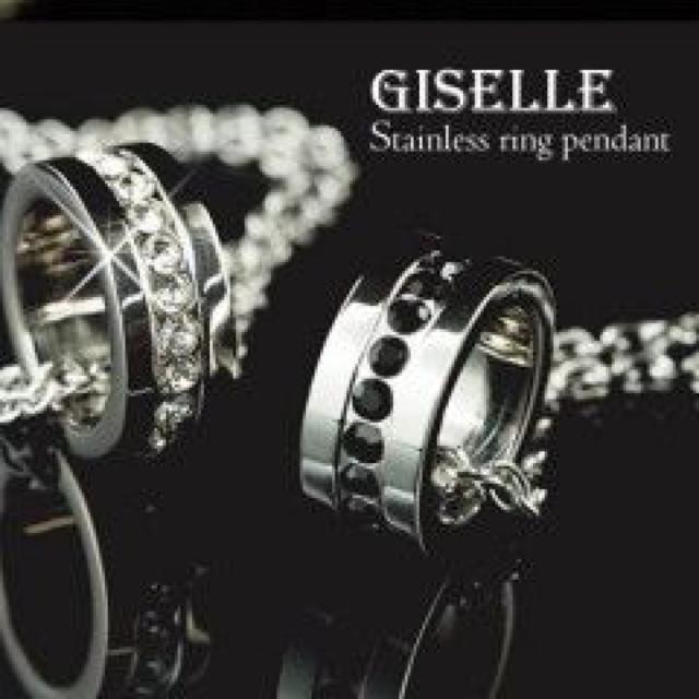 LOVE【ステンレス】ジゼル GISELLE♪クリスタルリング ペアネックレスセット 巾着付 < 女性アクセサリー/時計  LOVE【ステンレス】ジゼル GISELLE♪クリスタルリング ペアネックレスセット 巾着付 < 女性アクセサリー/時計の