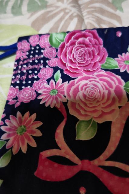 ★処分品★新品紺×ガールズハート&リボンラメ入柄ナナメ掛巾着袋 < キッズ/ベビー  ★処分品★新品紺×ガールズハート&リボンラメ入柄ナナメ掛巾着袋 < キッズ/ベビーの