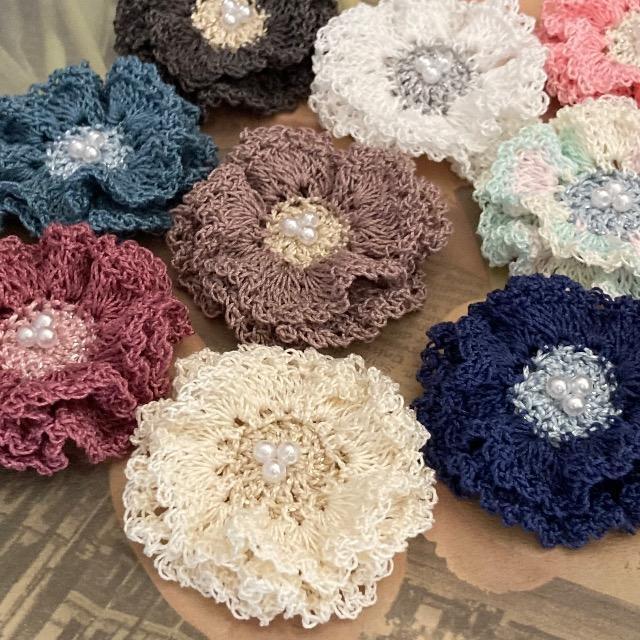 ハンドメイド レース編み フリルのお花ブローチ < 女性ファッション  ハンドメイド レース編み フリルのお花ブローチ < 女性ファッションの