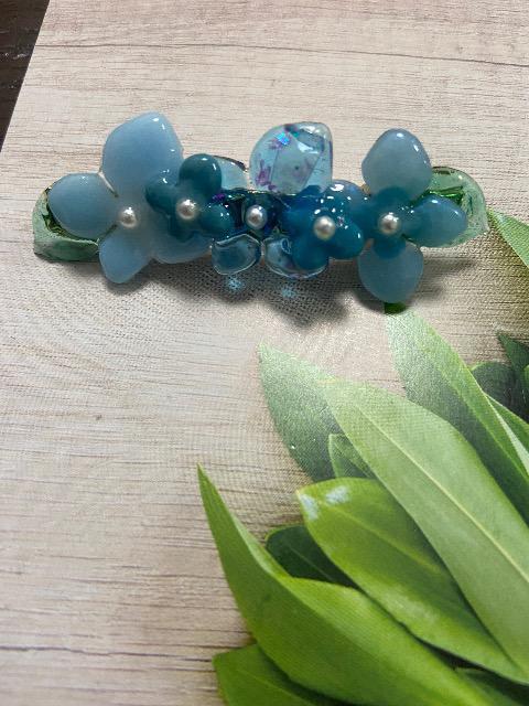 ハンドメイド レジンで作ったアジサイのヘアクリップ ブルー系 < 女性ファッション  ハンドメイド レジンで作ったアジサイのヘアクリップ ブルー系  < 女性ファッションの