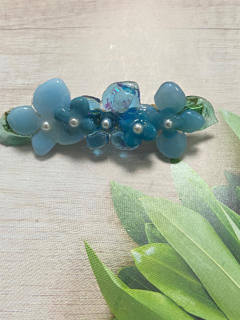 ハンドメイド レジンで作ったアジサイのヘアクリップ ブルー系 < 女性ファッション  ハンドメイド レジンで作ったアジサイのヘアクリップ ブルー系 < 女性ファッションの