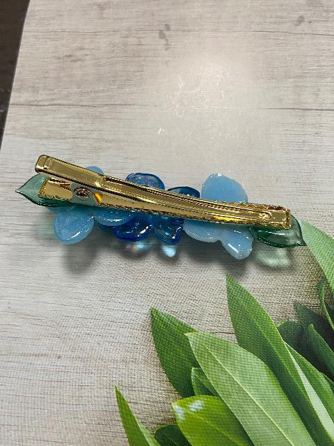 ハンドメイド レジンで作ったアジサイのヘアクリップ ブルー系 < 女性ファッション  ハンドメイド レジンで作ったアジサイのヘアクリップ ブルー系 < 女性ファッションの