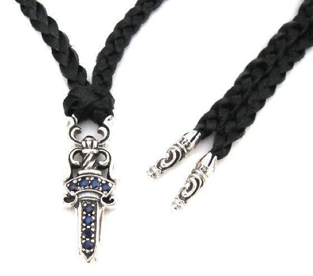 ダガーネックレス パヴェ サファイヤ スクロールボロチップ 三つ編レザーコード 新品未使用 ダガー ネックレス < 男性アクセサリー/時計  ダガーネックレス パヴェ サファイヤ スクロールボロチップ 三つ編レザーコード 新品未使用 ダガー ネックレス  < 男性アクセサリー/時計の