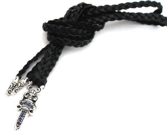 ダガーネックレス パヴェ サファイヤ スクロールボロチップ 三つ編レザーコード 新品未使用 ダガー ネックレス < 男性アクセサリー/時計  ダガーネックレス パヴェ サファイヤ スクロールボロチップ 三つ編レザーコード 新品未使用 ダガー ネックレス < 男性アクセサリー/時計の