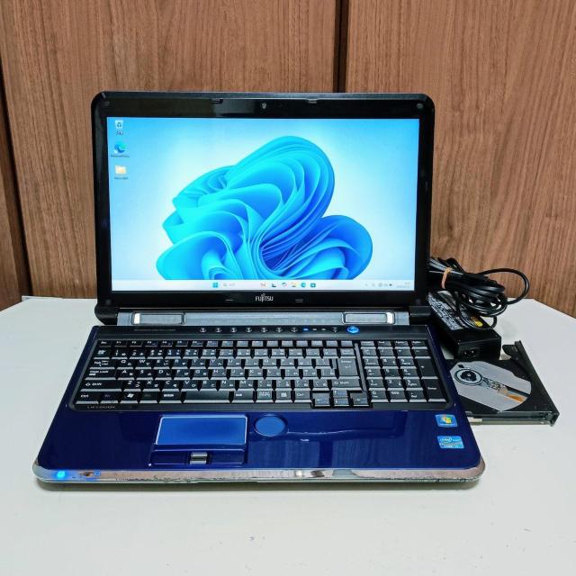 FUJITSU LIFEBOOK Corei7 ������8GB �V�iSSD512GB �u���[���C Web�J���� Windows11 �� PC�{��/���Ӌ@��� 