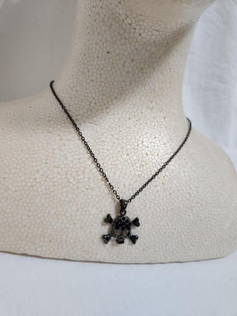 正規 レア ヴァンドームブティック ゴシックスカル チェーンネックレス ブラックビジューペンダント ドクロ 黒 VBロゴ 調節可 < ブランド  正規 レア ヴァンドームブティック ゴシックスカル チェーンネックレス ブラックビジューペンダント ドクロ 黒 VBロゴ 調節可  < ブランドの