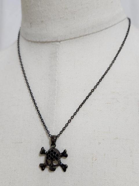 正規 レア ヴァンドームブティック ゴシックスカル チェーンネックレス ブラックビジューペンダント ドクロ 黒 VBロゴ 調節可 < ブランド  正規 レア ヴァンドームブティック ゴシックスカル チェーンネックレス ブラックビジューペンダント ドクロ 黒 VBロゴ 調節可 < ブランドの