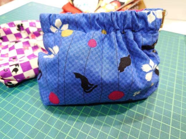 ハンドメイド バネ口ポーチ(あお 猫) < 女性ファッション  ハンドメイド バネ口ポーチ(あお 猫)  < 女性ファッションの