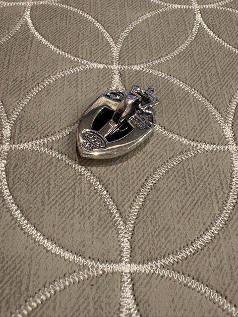 �V�i��JUSTIN DAVIS��CROWN SHIELD PENDANT���N���E���V�[���h�y���_���g���艿82,500�~�� �� �u�����h�� 