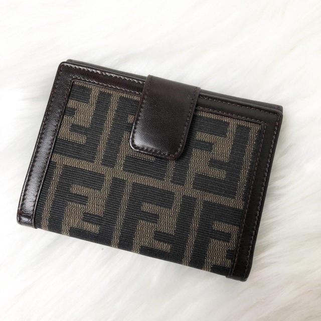 【美品】FENDI フェンディ 二つ折り財布 折り財布 ズッカ柄 キャンバス レザー ブラウン < ブランド 【美品】FENDI フェンディ 二つ折り財布 折り財布 ズッカ柄 キャンバス レザー ブラウン < ブランドの