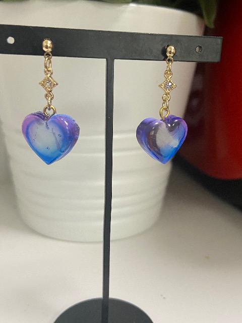 ハンドメイド レジンで作ったハート型のピアス ブルー、パープル < 女性ファッション  ハンドメイド レジンで作ったハート型のピアス ブルー、パープル  < 女性ファッションの