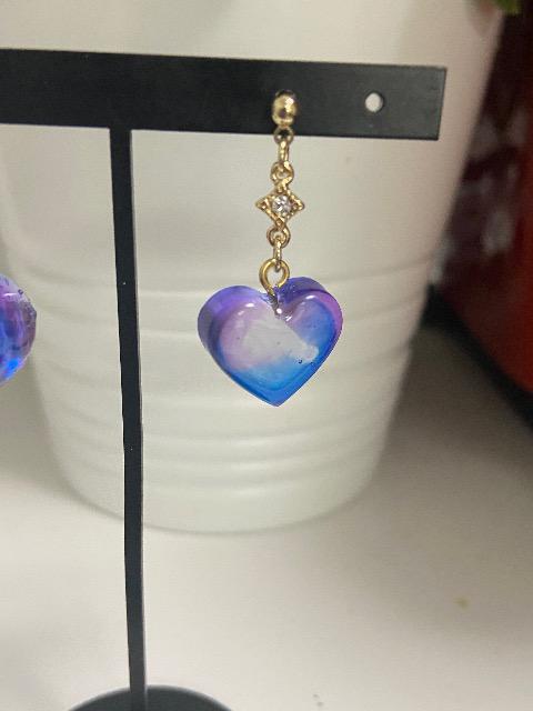 ハンドメイド レジンで作ったハート型のピアス ブルー、パープル < 女性ファッション  ハンドメイド レジンで作ったハート型のピアス ブルー、パープル < 女性ファッションの