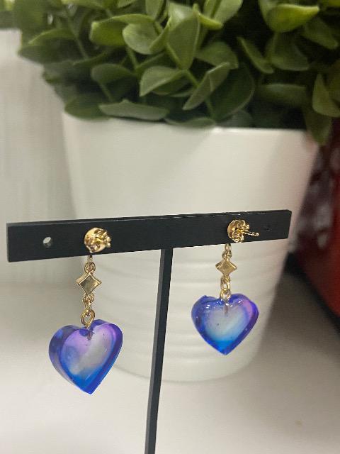 ハンドメイド レジンで作ったハート型のピアス ブルー、パープル < 女性ファッション  ハンドメイド レジンで作ったハート型のピアス ブルー、パープル < 女性ファッションの
