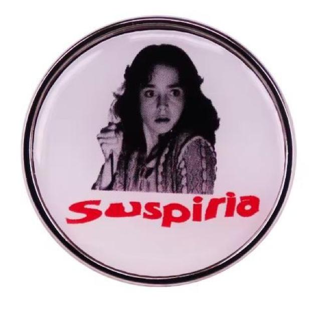 新品 サスペリア Suspiria ピンバッジ ピンズ ピンブローチ ダリオ・アルジェント < ホビー 新品 サスペリア Suspiria ピンバッジ ピンズ ピンブローチ ダリオ・アルジェント < ホビーの