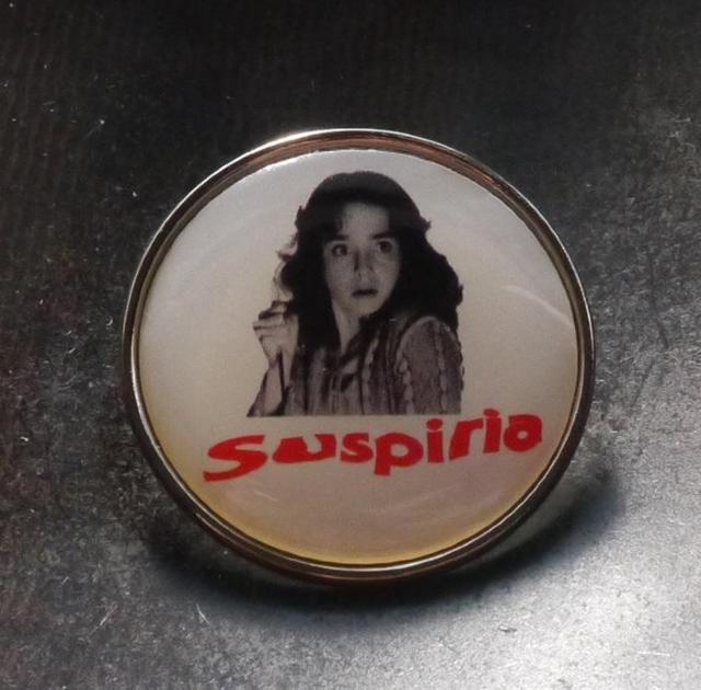 新品 サスペリア Suspiria ピンバッジ ピンズ ピンブローチ ダリオ・アルジェント < ホビー 新品 サスペリア Suspiria ピンバッジ ピンズ ピンブローチ ダリオ・アルジェント < ホビーの