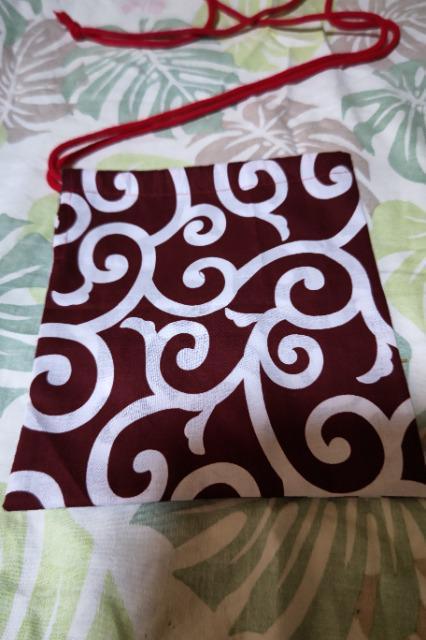 ★処分品★新品赤×唐草模様大柄ナナメ掛巾着袋 < キッズ/ベビー  ★処分品★新品赤×唐草模様大柄ナナメ掛巾着袋  < キッズ/ベビーの