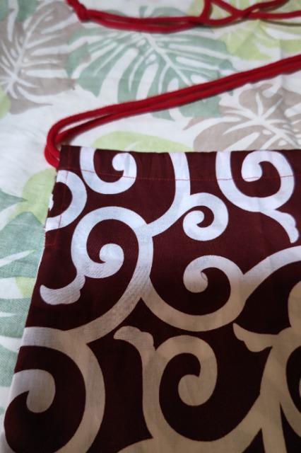 ★処分品★新品赤×唐草模様大柄ナナメ掛巾着袋 < キッズ/ベビー  ★処分品★新品赤×唐草模様大柄ナナメ掛巾着袋 < キッズ/ベビーの