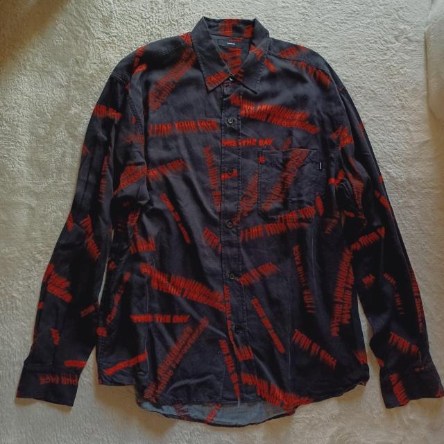 ★【DIESEL】ディーゼル墨黒ブラック×赤レッド英語ロゴ文字お洒落カッコよリヨセルとろみ柔らか肌触り快適♪薄手サラサラ長袖シャツ < 男性ファッション ★【DIESEL】ディーゼル墨黒ブラック×赤レッド英語ロゴ文字お洒落カッコよリヨセルとろみ柔らか肌触り快適♪薄手サラサラ長袖シャツ < 男性ファッションの