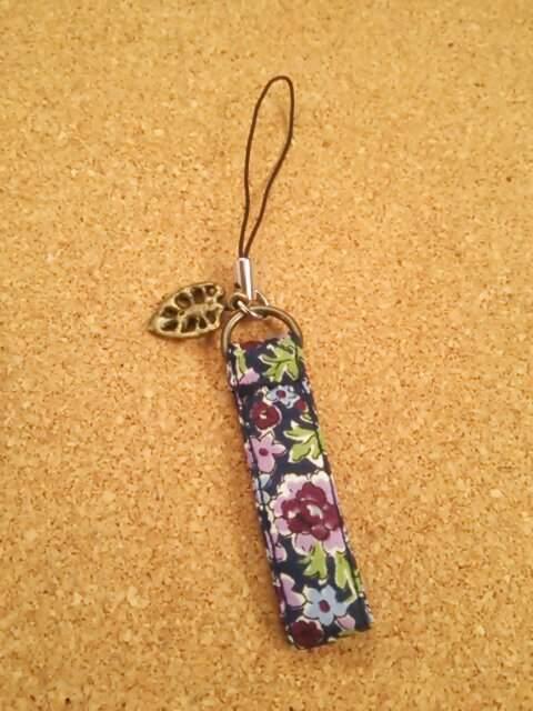 ハンドメイドストラップ リバティ パープル < 女性ファッション  ハンドメイドストラップ リバティ パープル  < 女性ファッションの