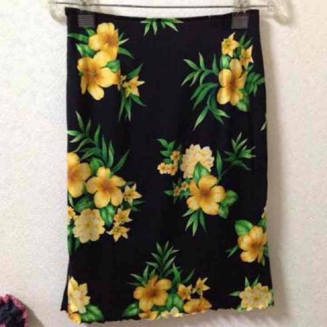 プラチナム◆イエロー ハイビスカス  タイト スカート M < 女性ファッション  プラチナム◆イエロー ハイビスカス  タイト スカート M  < 女性ファッションの