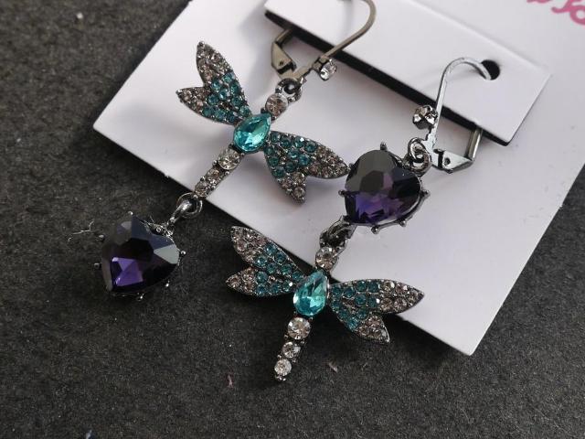 新品 ゴスロリ姫系 アンティーク調トンボと紫ハートストーンピアス BETSEY JOHNSON < 女性アクセサリー/時計 新品 ゴスロリ姫系 アンティーク調トンボと紫ハートストーンピアス BETSEY JOHNSON < 女性アクセサリー/時計の