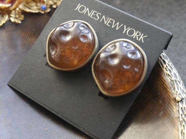 新品 JONES NEW YORK アンティーク調飴色ストーンイヤリング < 女性アクセサリー/時計 新品 JONES NEW YORK アンティーク調飴色ストーンイヤリング < 女性アクセサリー/時計の