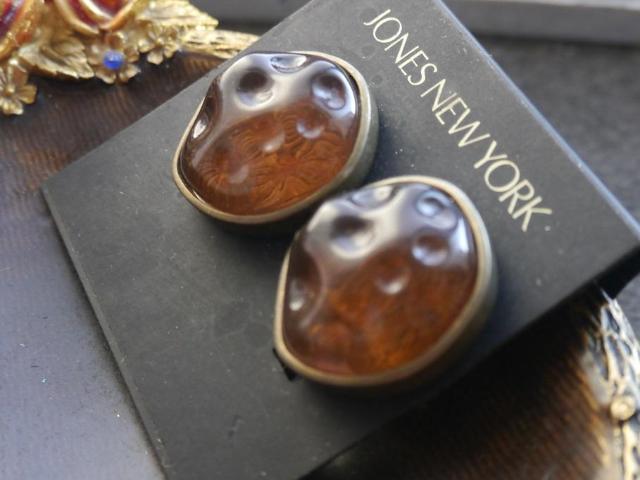 新品 JONES NEW YORK アンティーク調飴色ストーンイヤリング < 女性アクセサリー/時計 新品 JONES NEW YORK アンティーク調飴色ストーンイヤリング < 女性アクセサリー/時計の