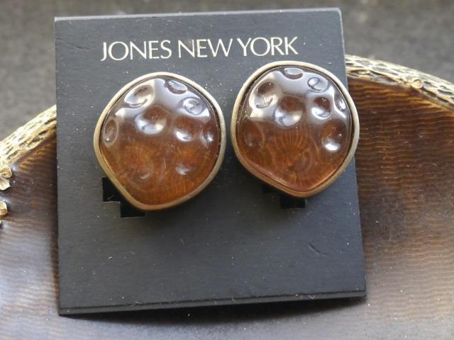 新品 JONES NEW YORK アンティーク調飴色ストーンイヤリング < 女性アクセサリー/時計 新品 JONES NEW YORK アンティーク調飴色ストーンイヤリング < 女性アクセサリー/時計の