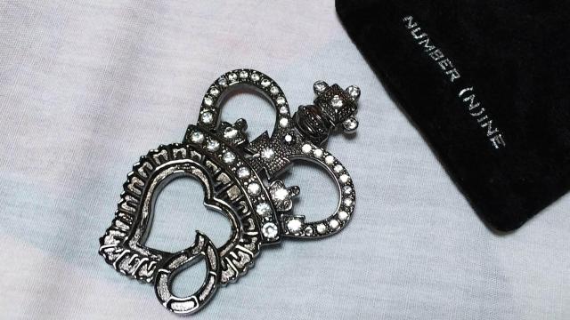 即決 正規 絶版 ナンバーナイン 王冠ハート涙ブローチ ラージ7×4.5cm シャイニーブラック クラウン ジャケット○コートにも < ブランド  即決 正規 絶版 ナンバーナイン 王冠ハート涙ブローチ ラージ7×4.5cm シャイニーブラック クラウン ジャケット○コートにも  < ブランドの