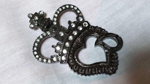 即決 正規 絶版 ナンバーナイン 王冠ハート涙ブローチ ラージ7×4.5cm シャイニーブラック クラウン ジャケット○コートにも < ブランド  即決 正規 絶版 ナンバーナイン 王冠ハート涙ブローチ ラージ7×4.5cm シャイニーブラック クラウン ジャケット○コートにも < ブランドの