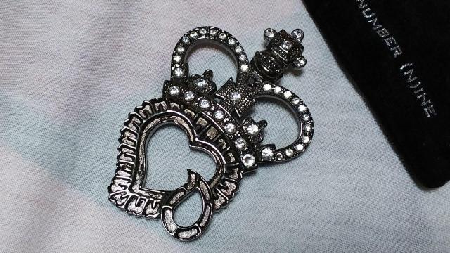 即決 正規 絶版 ナンバーナイン 王冠ハート涙ブローチ ラージ7×4.5cm シャイニーブラック クラウン ジャケット○コートにも < ブランド  即決 正規 絶版 ナンバーナイン 王冠ハート涙ブローチ ラージ7×4.5cm シャイニーブラック クラウン ジャケット○コートにも < ブランドの
