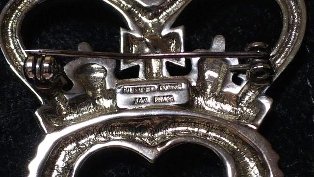 即決 正規 絶版 ナンバーナイン 王冠ハート涙ブローチ ラージ7×4.5cm シャイニーブラック クラウン ジャケット○コートにも < ブランド  即決 正規 絶版 ナンバーナイン 王冠ハート涙ブローチ ラージ7×4.5cm シャイニーブラック クラウン ジャケット○コートにも < ブランドの